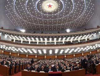 3月13日上午，十三届全国人大一次会议召开第四次全体会议。会议上，新一轮国务院机构改革方案正式出炉。方案显示，改革国税地税征管体制，将省级和省级以下国税地税机构合并。国税地税机构合并后，具体承担所辖区域内各项税收、非税收入征管等职责，实行以国家税务总局为主与省(区、市)人民政府双重领导管理体制。国税地税合并，企业界多乐见其成。全国工商联今年由企业主笔的一份集体提案就建议国税地税合并，并表示这样既有利于政府减少税务监管的投入，还可以降低企业因现行国税、地税分立体系而产生的多头管理的成本等问题。配合分税制改革 国税地税分立改革开放四十年来，我国已经进行了多次税制改革。1978年，中国实行经济体制改革，进行了第一步利改税，即国有企业改上缴利润为缴纳所得税;1984年实行第二步利改税，将工商统一税改为工商税和产品税、所得税，开征城市维护建设税;1986年开征个人所得税;1994年施行了分税制改革，根据不同行业和税种，将产品税改为增值税，将建筑安装、交通运输、饮食服务、邮政电讯等服务行业所经营项目纳入营业税的征收范围，将过去的税务局分为国家税务局和地方税务局，国税地税正式分立；不过，分税制在发挥了重要作用之后，执法不够统一、办税不够便利等问题也慢慢的呈现了出来。因此，从1994年分税制以来，建议“国税地税合并”的声音一直存在。时隔23年 国税地税再次合并如今，随着营改增的推进，营业税这一原地方主体税种退出历史舞台，改为增值税后，转由国税部门征管，地税部门征管任务减少较多，“国税地税合并”的呼声再起。加上5年前开始试行的国税、地税合作，在减轻纳税成本、优化服务、强化征管和规范执法等方面都显示了较好的效果，这次就从合作变为了合并。这是继1994年实行分税制改革后，时隔23年，省级及省级以下国税地税机构再次合并。国税地税合并 减轻纳税人负担据慧算账了解，国税地税机构合并后，具体承担所辖区域内各项税收、非税收入征管等职责，实行以国家税务总局为主与省(区、市)人民政府双重领导管理体制。国税地税征管体制的改革，不但能够节约税收征管成本，也会大幅度降低纳税人的纳税成本。之前，很多纳税人要同时缴纳国税、地税，存在“多头跑”等问题; 改革后，纳税人通过一个窗口纳税，会更加方便，办事效率也会提高，也节省了收税成本。同时，在信息化如此发达的情况下，国税、地税两套机构在不同程度上也存在资源重置，在现行制度体系下，实行一套机构就可以在一定程度上避免这些问题，对于提高征管效率也有好处。